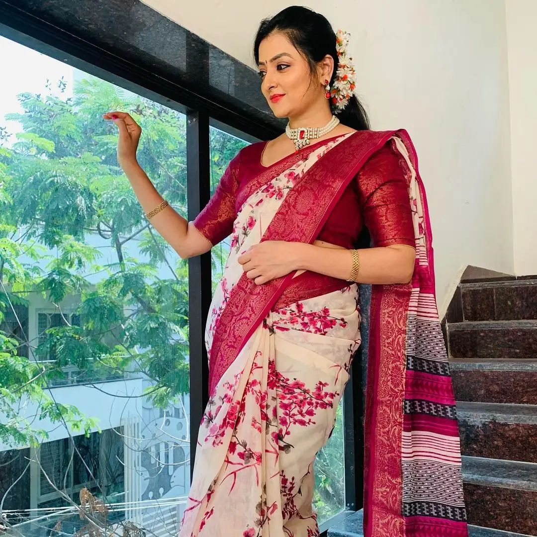 ETV Abhiruchi Madhuri Kandavalli In White Saree Red Blouse